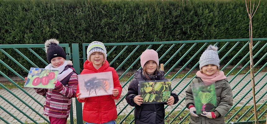 Kinder mit Info Folien