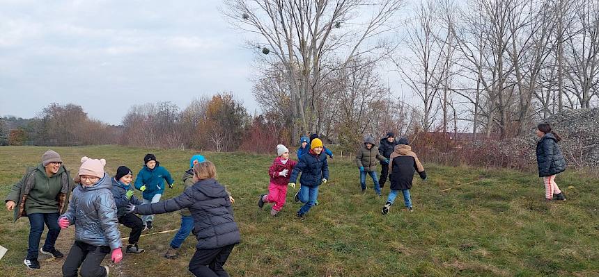 Kinder bei Laufspiel