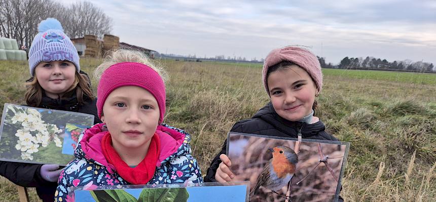 Kinder mit Info Folien