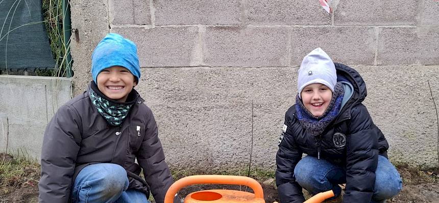 Kinder mit Gießkanne