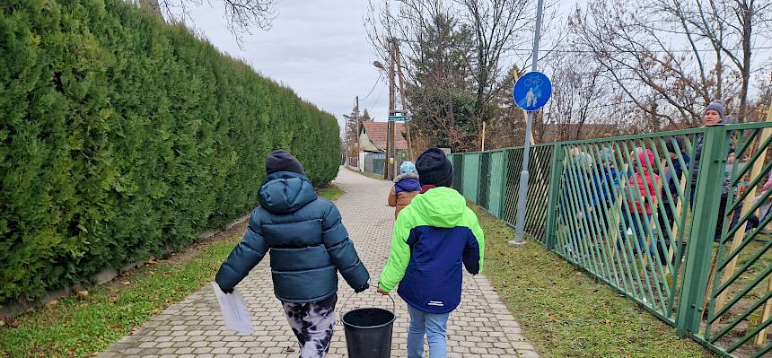 Kinder tragen Kübel