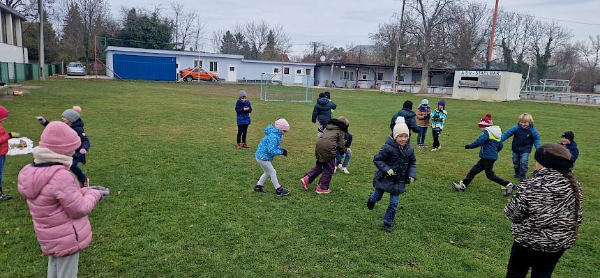 Kinder beim Spielen im Park
