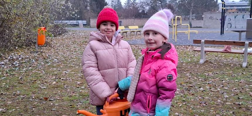Kinder mit Gießkanne