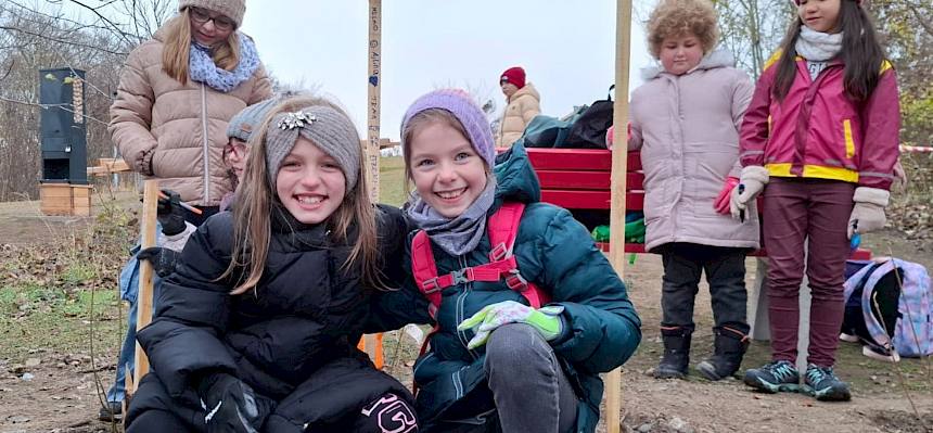 Kinder lachen in die Kamera