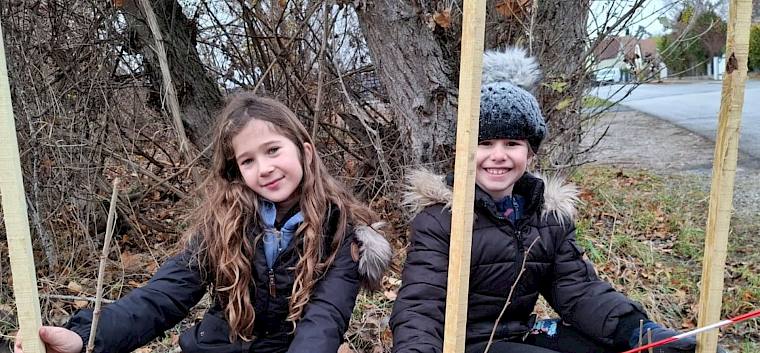 Die Kinder waren mit Begeisterung bei der Arbeit. © LPV/L. Strobl Kinder beim Pflanzen von Sträuchern