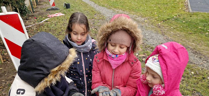 Kinder finden Regenwürmer