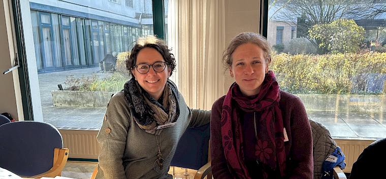 Unsere Biologinnen Elke Weisz-Emesz und Irene Drozdowski holten sich heute wertvolle Inputs für die Umsetzung der Aktivitäten für den Naturpark Föhernberge. © LPV/E. Weisz-Emesz Frauen sitzen am Schreibtisch