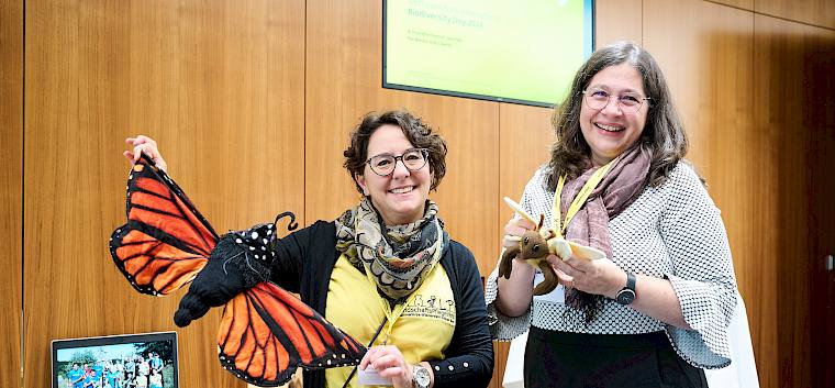 Elke Weisz-Emesz (LPV) und Ulrike Capelare (Sustainability Management RBI) freuen sich über die gelungene Veranstaltung. © RBI/S. Klimt Frauen vor Info Stand