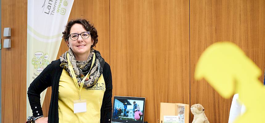 Frau vor Infostand
