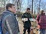 Im Lainzer Tiergarten finden sich Stieleichen (Quercus robur), Zerreichen (Quercus cerris) und Traubeneichen (Quercus petraea). Sie benötigen viel Licht zur Entwicklung. © LPV/E. Weisz-Emesz Menschen mit Eichen Schaukästen