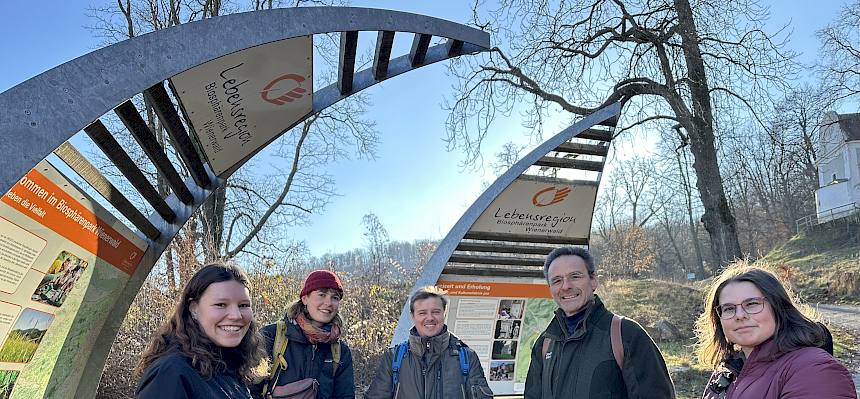 Menschen vor Infotafeln