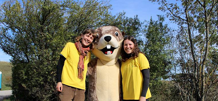 Auf Tuchfühlung mit dem Maskottchen der Perchtolsdorfer Heide: Perzi. © LPV/L. Strobl Frauen mit Perzi