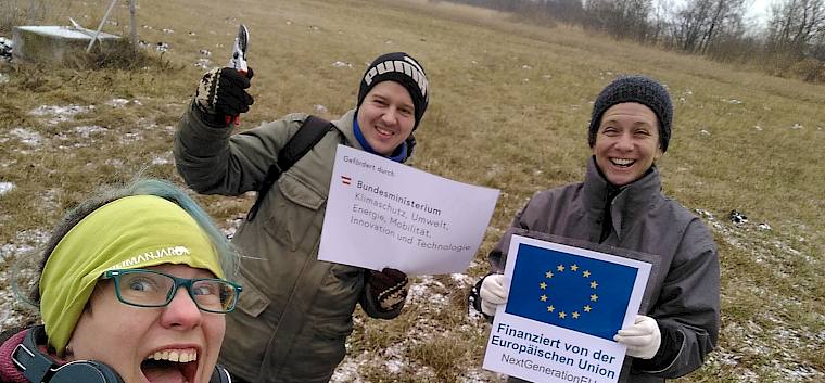 Die Pflegemaßnahmen werden durch das Biodiversitätsfond-Projekt  „Wiederherstellung der Lebensräume seltener und gefährdeter Arten im Niedermoor-Gebiet Herrngras“ , finanziert durch die Europäischen Union – NextGenerationEU und das Bundesministerium für Klimaschutz, Umwelt, Energie, Mobilität, Innov © LPV/J. Fischer Menschen im Freien mit Logoblättern
