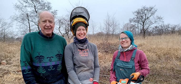 Gerhard Hauser (ehem. Bürgermeister Moosbrunn) und seine Tochter unterstützten das Team des LPV heute tatkräftig mit den Motorsägen. © LPV/I. Drozdowski Menschen mit Motorsägen