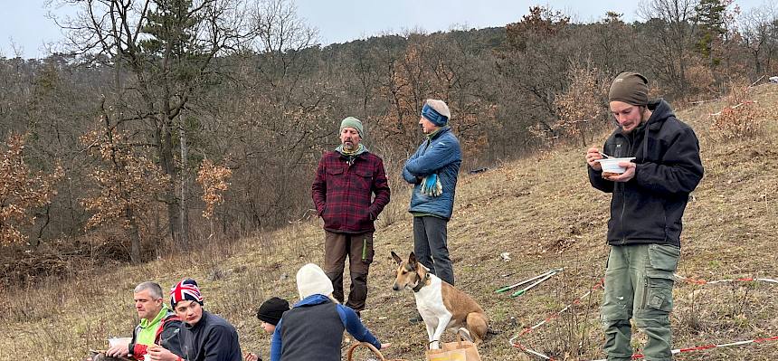 Menschen essen Suppe in der Natur