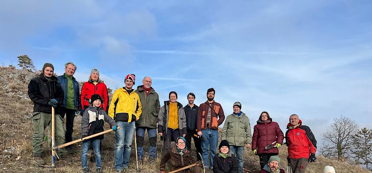 Die fleißigen Helfer:innen, darunter Peter Mayer (Bürgermeister Winzendorf), Marion Spirk (Obfrau der Naturfreunde Winzendorf), einige Mitglieder der Naturfreunde und das LPV-Team, durften sich am Nachmittag auch über ein paar Sonnenstrahlen freuen. © LPV/A. Mrkvicka Gruppenfoto