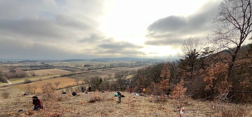 Landschaft mit Menschen, die Landschaft pflegen