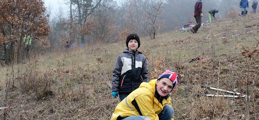 Kinder bei der Trockenrasenpflege