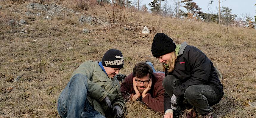 Menschen betrachten Blume auf der Wiese