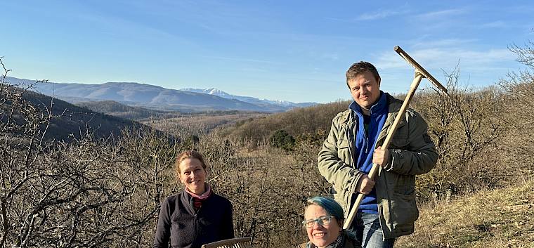 Traumhaftes Frühlingswetter und der Blick auf den winterlichen Schneeberg machten den Pflegeeinsatz für unser Kernteam heute zum besonderen Erlebnis. © LPV/E. Weisz-Emesz Menschen mit Rechen am Berghang