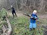 Auch dieser junge Mann leistete heute einen tollen Beitrag zum Erhalt der biologischen Vielfalt in Perchtoldsdorf. © LPV/A. Mrkvicka Kind trägt Holzstücke