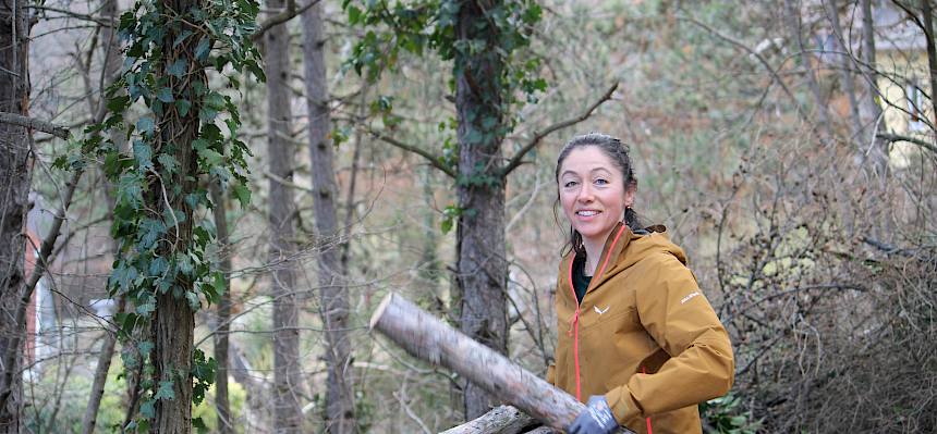 Frau mit Holzstämmen