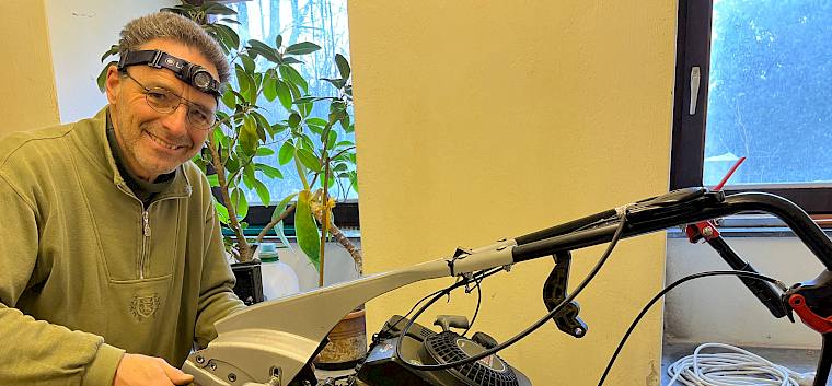 Alex ist der Mann für den Balkenmäher und investiert viele Stunden in die Wartung des Werkzeugs! © LPV/I. Drozdowski Mann repariert Balkenmäher