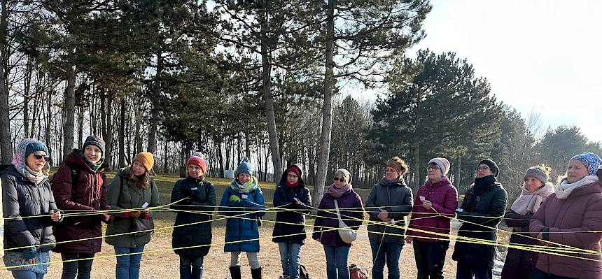 Menschen im Kreis mit Wollknäuel