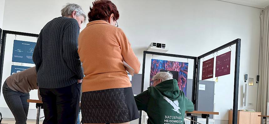 Menschen stehen rund um den Tisch