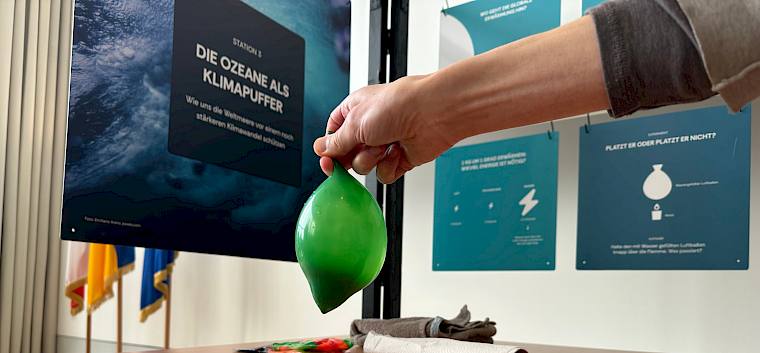 "Kann Wasser mehr Wärme speichern als Luft?" © LPV/E. Weisz-Emesz wassergefüllter Luftballon über einer Kerze