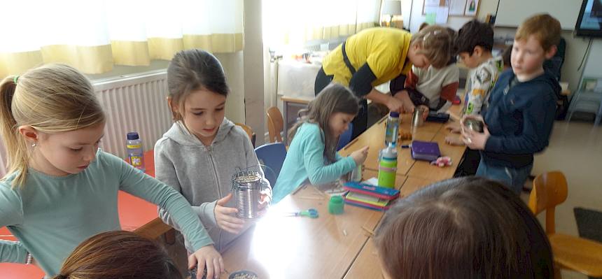 Kinder mit selbst gebastelten Nisthilfen