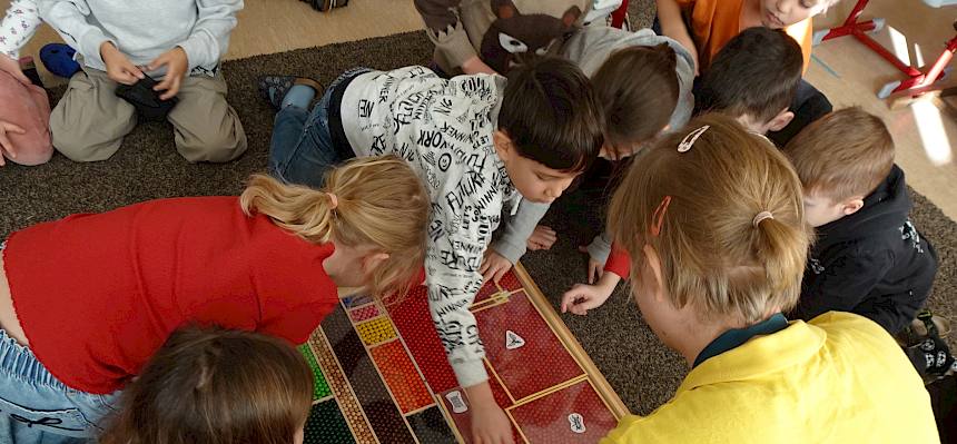Kinder betrachten Kugelkasten