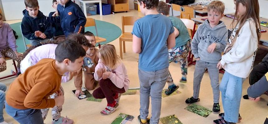 Kinder mit Folien