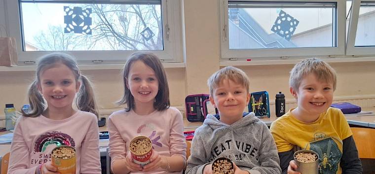 Stolz präsentieren die Schüler:innen ihre selbst gebastelten Nisthilfen. © LPV/L. Strobl Kinder zeigen ihre Nisthilfen