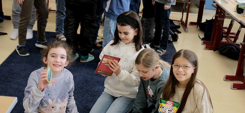 Kinder sitzen am Boden