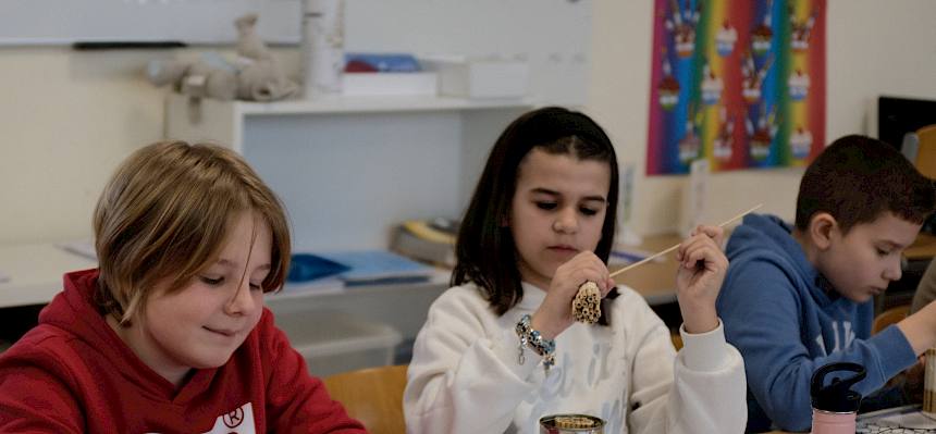 Kinder basteln Nistkästen aus Dosen