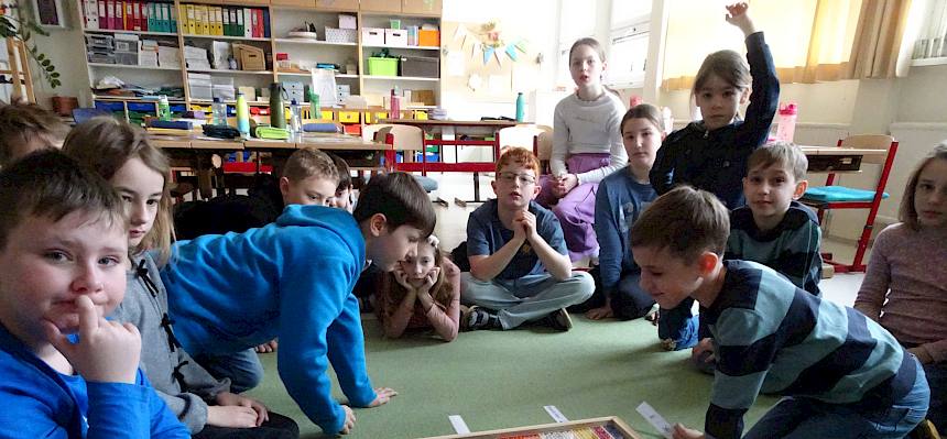 Kinder mit Kugelkasten