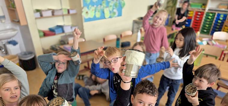 Stolz präsentieren die Schüler:innen ihre selbst gebastelten Nisthilfen für Wildbienen. © LPV/L. Reimoser-Berger Kinder zeigen Nisthilfen