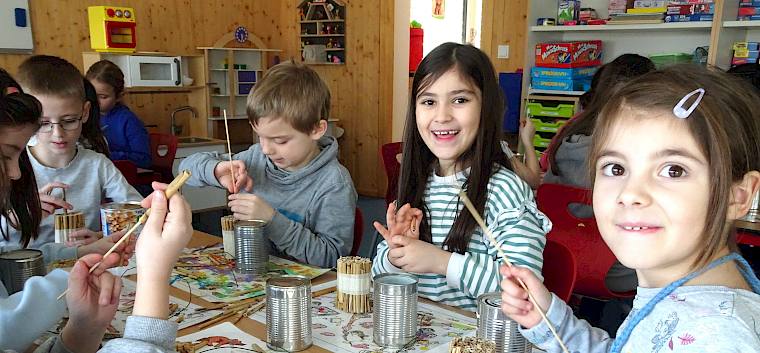 Die Kinder waren heute eifrig bei der Sache und bastelten Nisthilfen aus Aludosen und Schilfhalmen. © LPV/S. Leischner Kinder basteln Nisthilfen