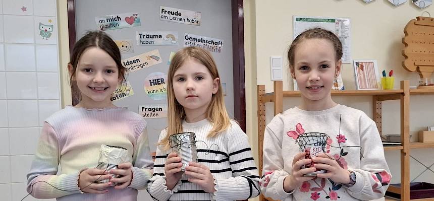 Kinder zeigen Nisthilfen