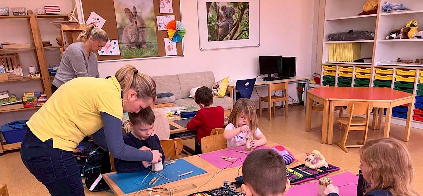 Menschen basteln Nisthilfen