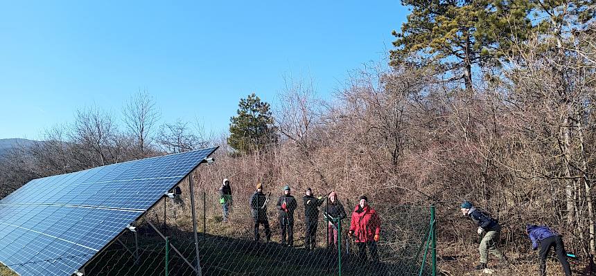 Menschen in der Natur bei PV Anlage