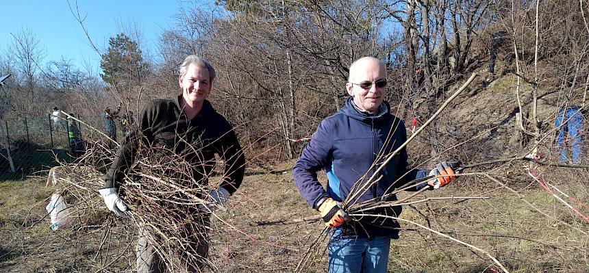 Menschen arbeiten in der Natur.