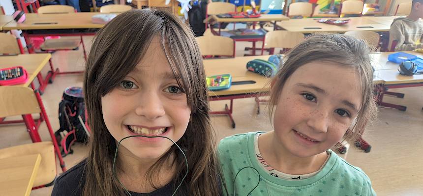 Kinder mit Nisthilfe