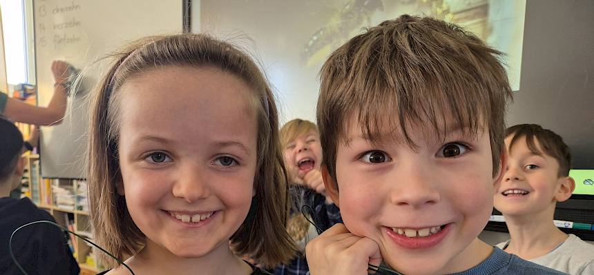 Kinder mit Nisthilfe