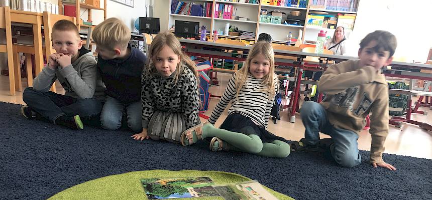 Kinder mit Naturbildern