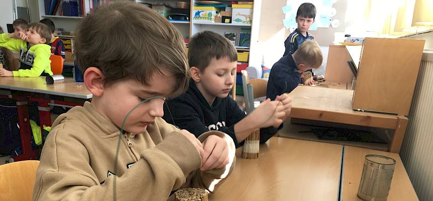 Kinder basteln Nisthilfe