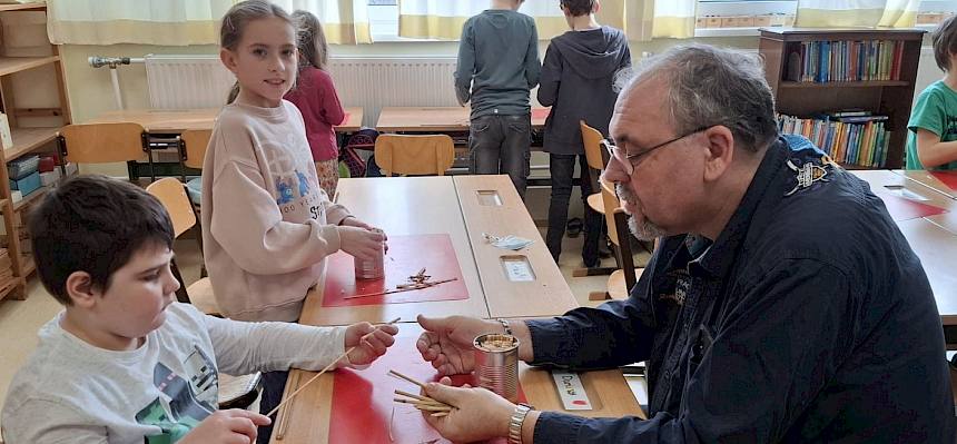 Kinder und Erwachsener basteln Nisthilfe