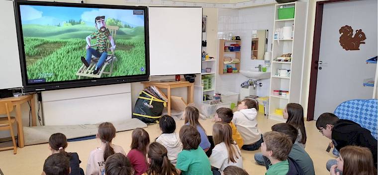 Kurzfilme über Wildbienen und Insekten vermittelten den Kindern vorab schon viel über die Bedeutung und Lebensweise von Insekten und Wildbienen. © LPV/L. Strobl Kinder schauen Film