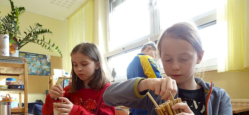 Kinder basteln Nisthilfe